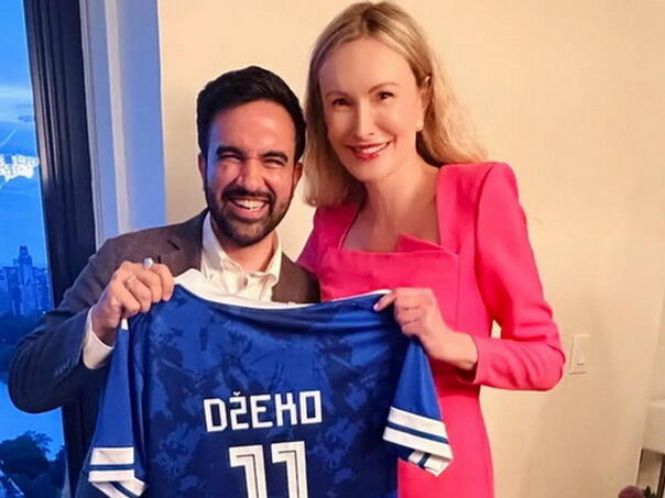 The mayor of New York received a gift from Bosnia and Herzegovina: He posed with Jack’s jersey