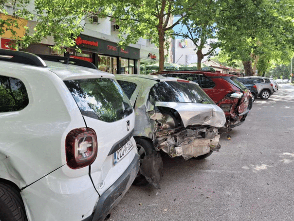 A Mercedes crashed into six parked vehicles in Mostar: One person was injured