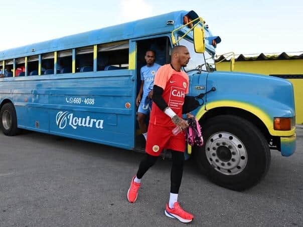 An incredible spectacle: Curacao football players arrived at the WC in a school bus