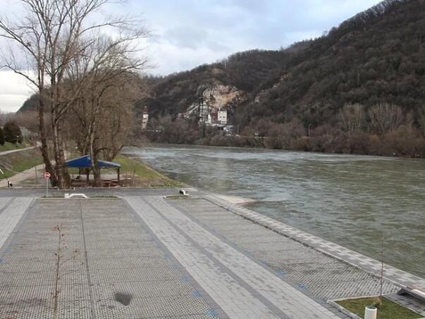 Police officers saved a woman from drowning in the Drina