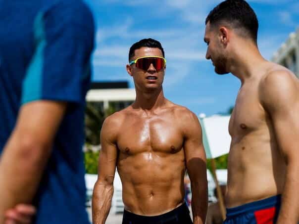 Ronaldo showed off his muscles on the beach in Florida