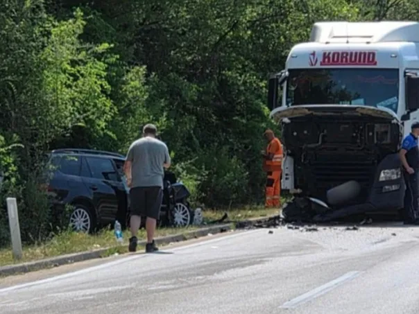 Collision between a truck and a car near Buna, there are injuries