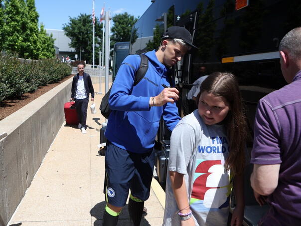 Despite the fatigue: The Dragons mingled with the fans right after arriving in St. Louis
