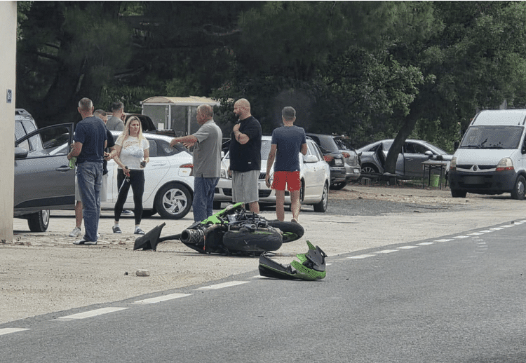 Near Zadar, he overtook the convoy without a helmet on his motorcycle; Both he and the girl died