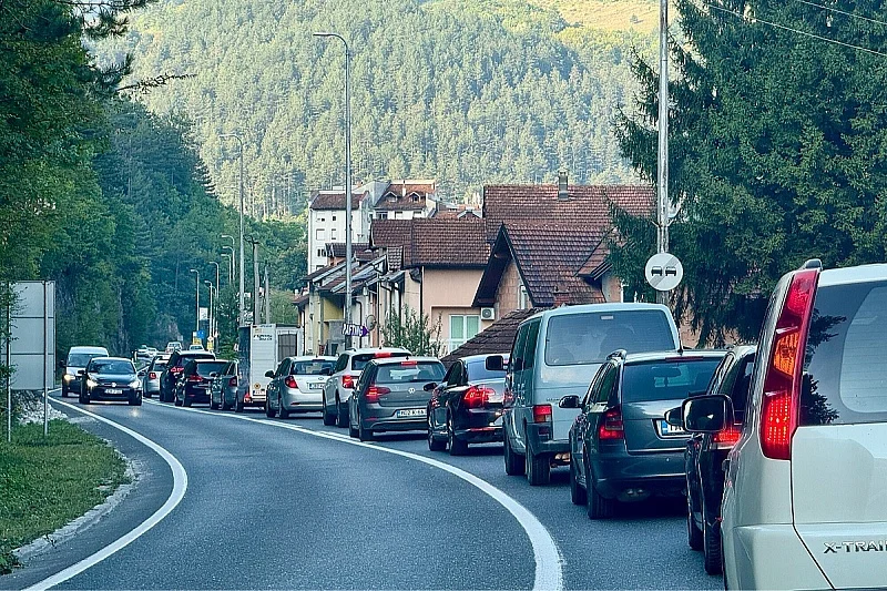 Road congestion: Increased traffic in major cities