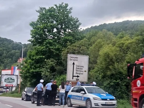 Drama near Pal: A man climbed a tree, he doesn’t want to come down, the police are on the ground