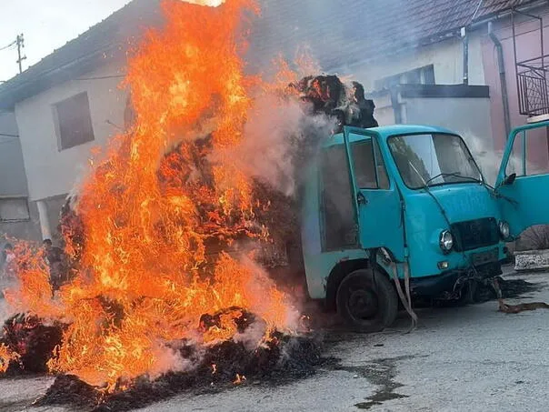 A truck with hay burned down in Sujica