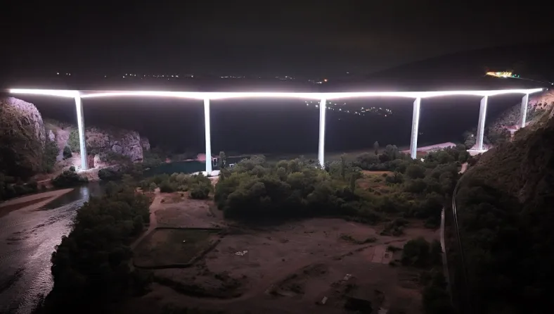 See the spectacular sights: The largest bridge on Corridor 5C shone in full glory