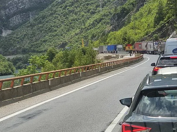 Downed transmission line near Jablanica: Freight vehicles are waiting, passenger vehicles pass alternately