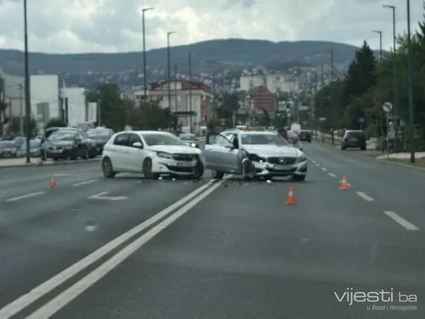 Collision near Sarajevo Airport: Vehicles destroyed, traffic slowed