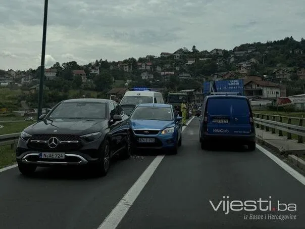 Collision at the exit from Vogošća: Ford hit a Mercedes from Germany