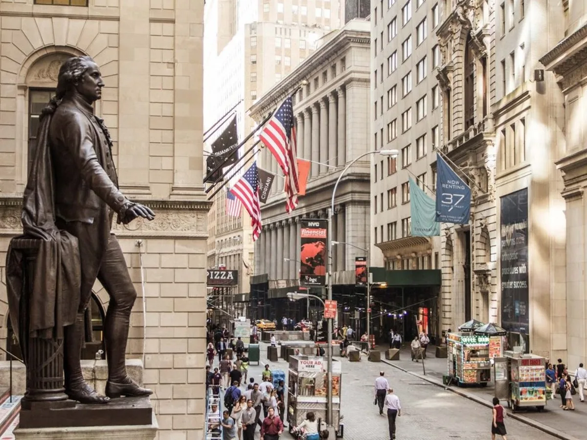 Chip sector under pressure, Dow Jones up