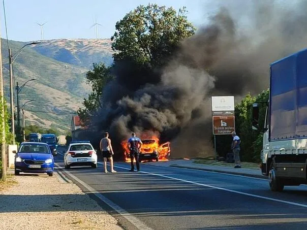A car caught fire at the entrance to Mostar, huge crowds formed